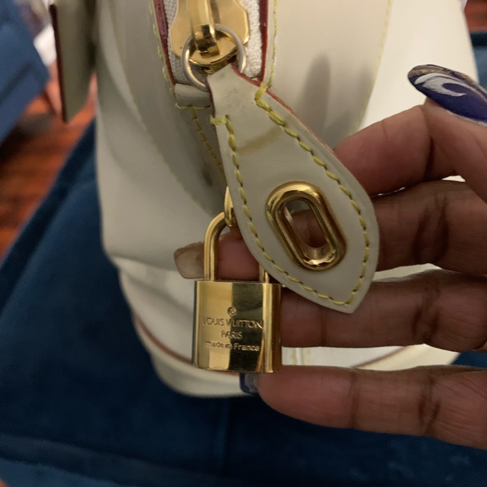 Louis Vuitton Suhali Lockit Bag in Preloved condition - Picture 7 of 16